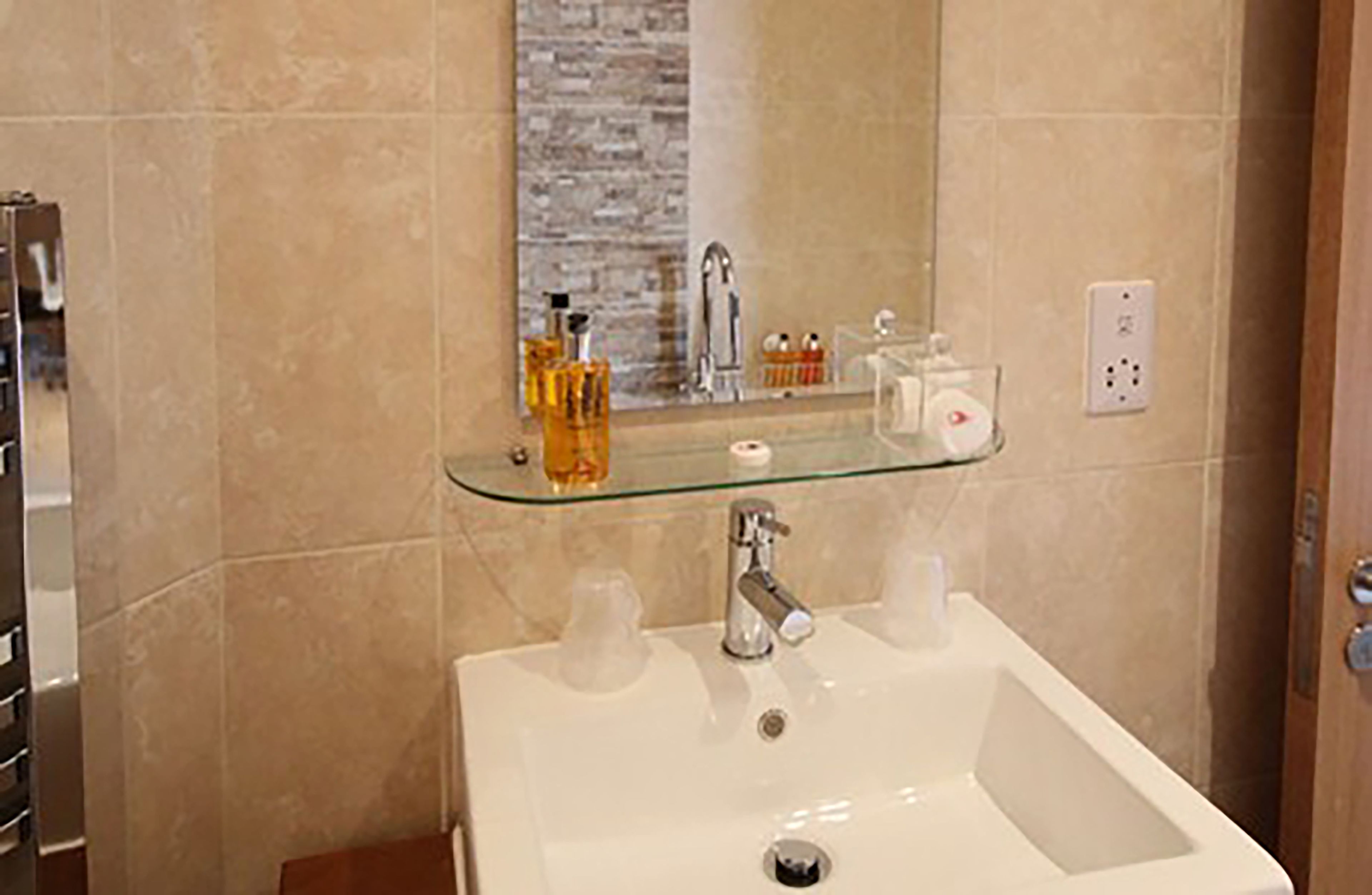 executive twin room, multiple beds, non smoking | bathroom | free toiletries, hair dryer, bathrobes, towels