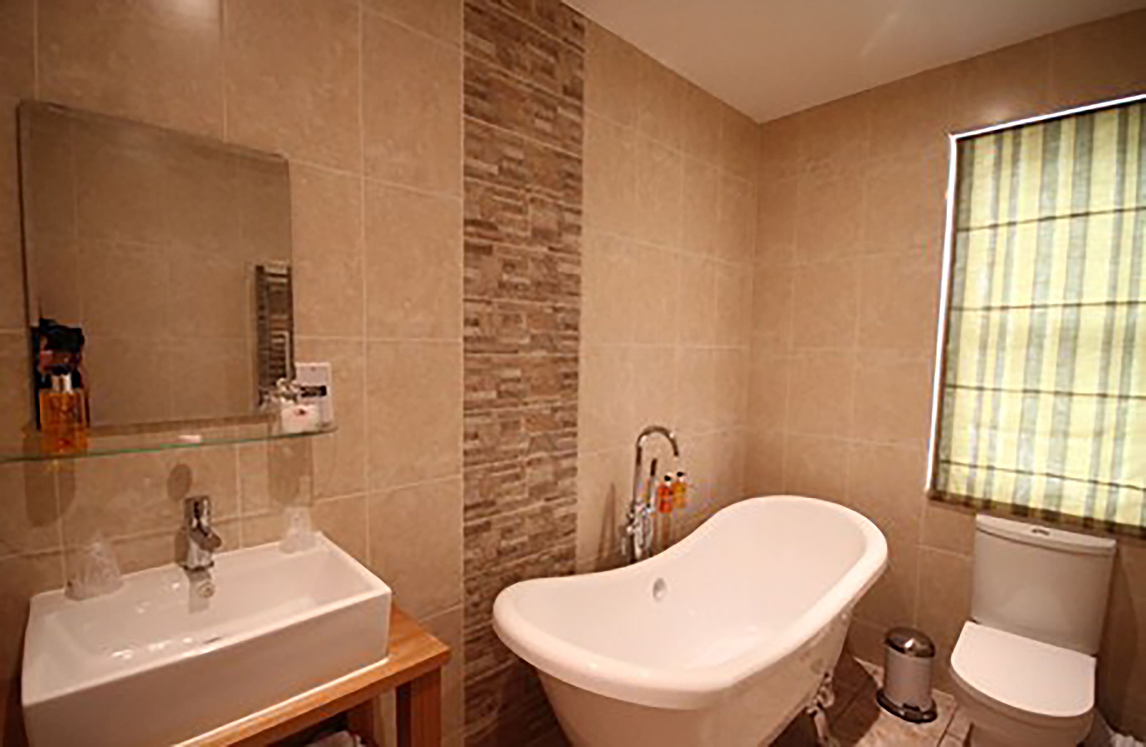 executive twin room, multiple beds, non smoking | bathroom | free toiletries, hair dryer, bathrobes, towels