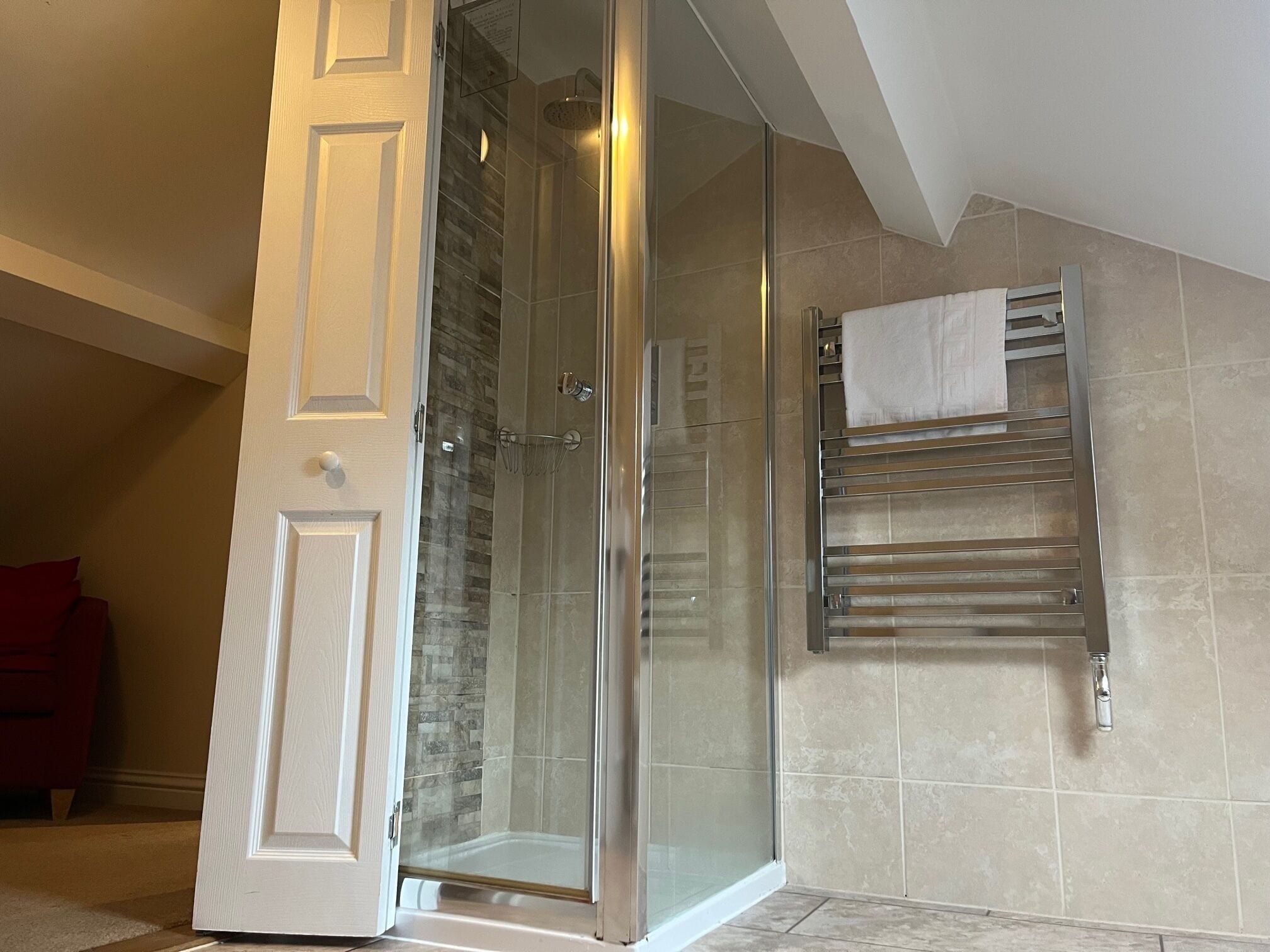 family studio | bathroom | free toiletries, hair dryer, bathrobes, towels