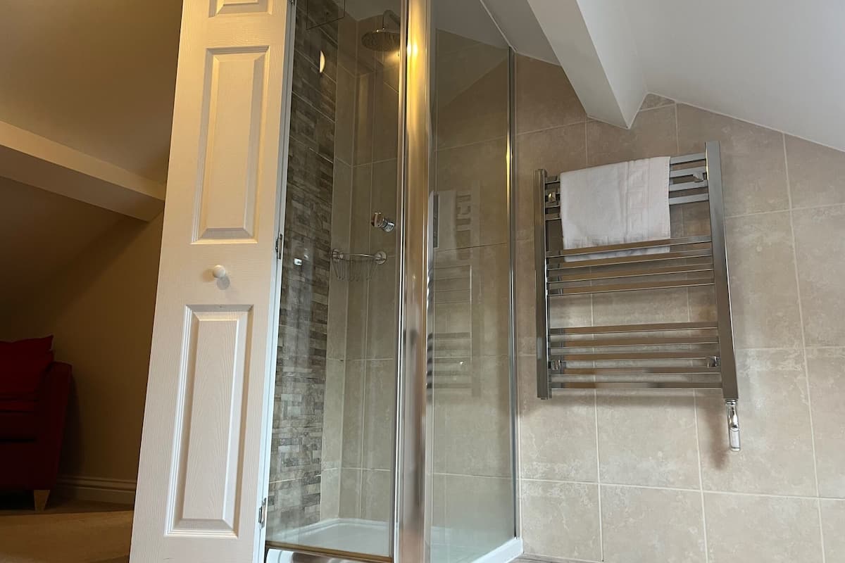 family studio | bathroom | free toiletries, hair dryer, bathrobes, towels