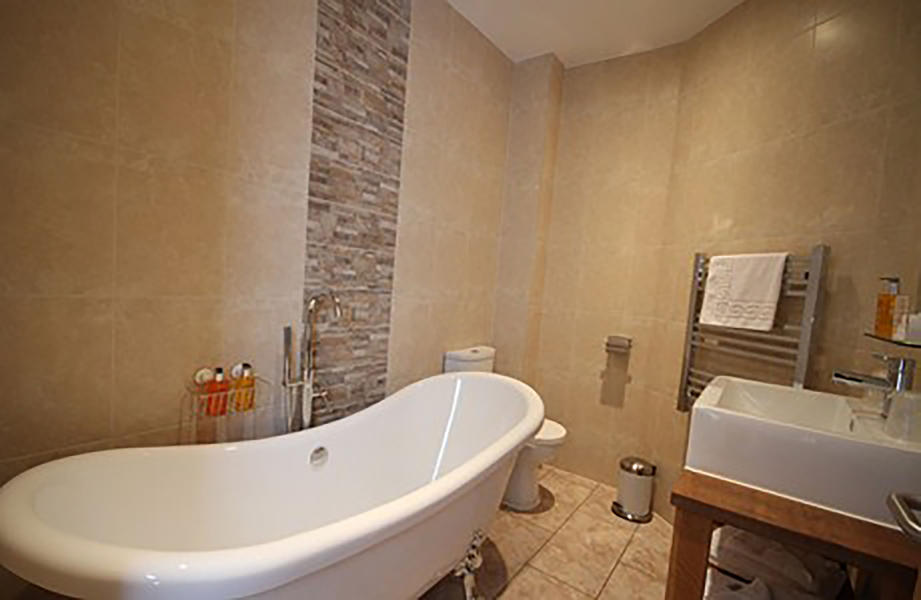 deluxe double room, 1 queen bed, non smoking | bathroom | free toiletries, hair dryer, bathrobes, towels