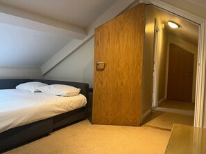 Family Studio | Living area | Flat-screen TV, DVD player