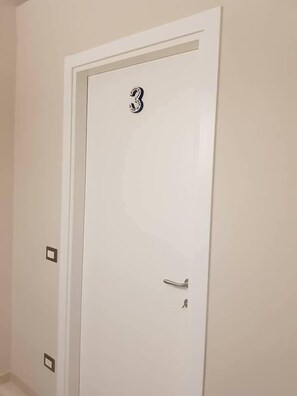 Habitació doble estàndard | Roba de llit hipoal·lergògena, cobrellits, minibar i escriptori 