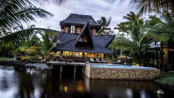 Shower, rainfall showerhead, free toiletries, towels