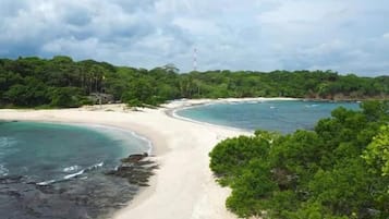 A strandtól nem messze és szörfözés/szörfdeszkázás