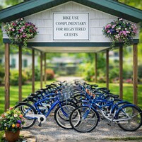 Un área de aparcamiento de bicicletas cubierta con un cartel que indica que el uso de bicicletas es gratuito para huéspedes registrados.