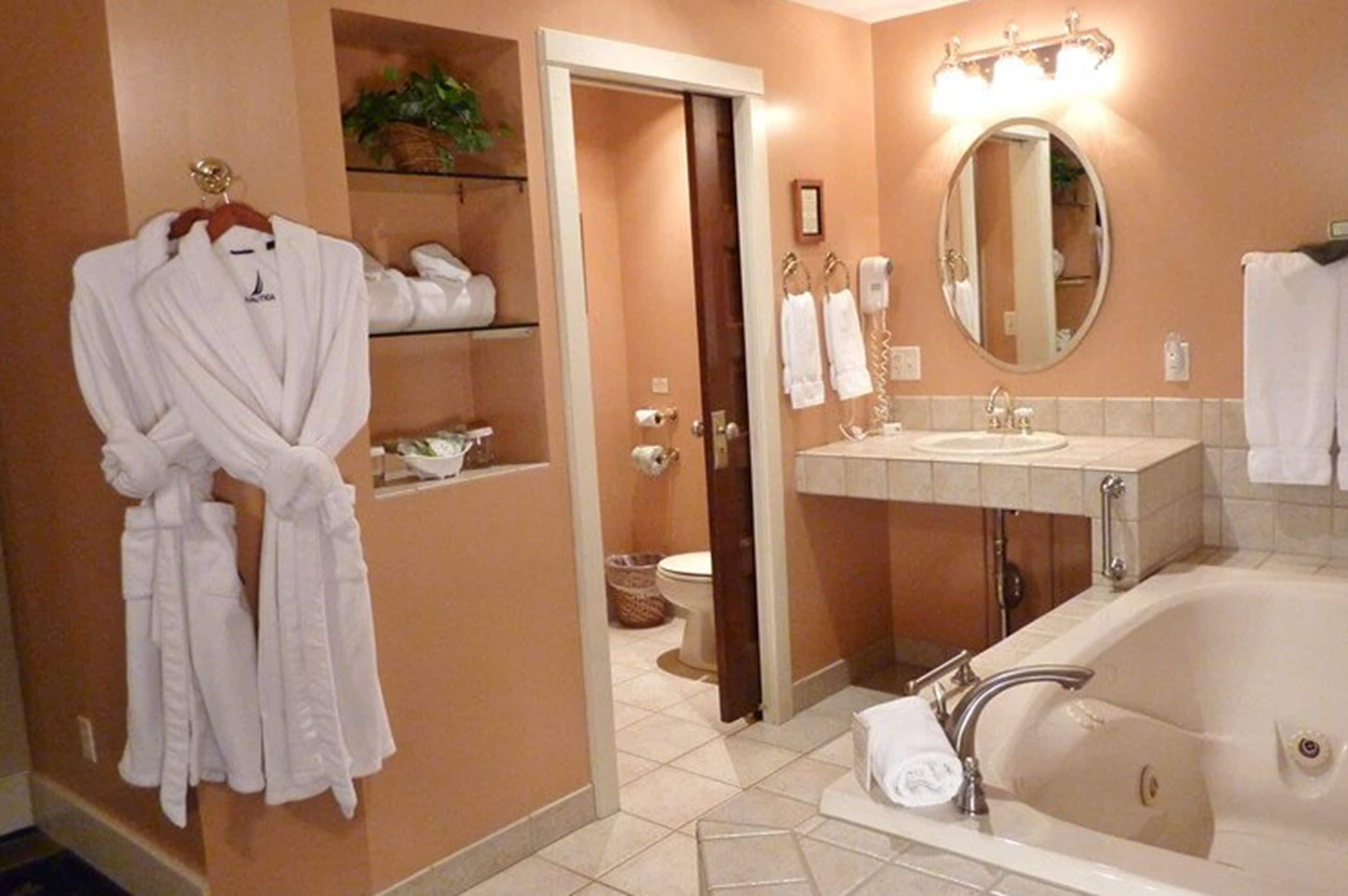 Tirai kedap cahaya, setrika/meja setrika, Wi-Fi gratis, dan seprai linen