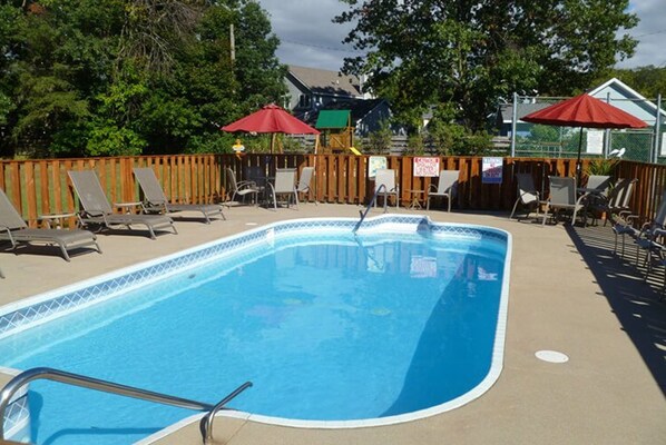 Außenpool (je nach Saison geöffnet), Sonnenschirme, Liegestühle