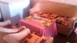 Lobby sitting area - Kabatoro Guest House - Hostel (Kasese)