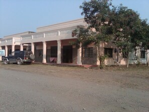 Front of property - Kabatoro Guest House - Hostel (Kasese)