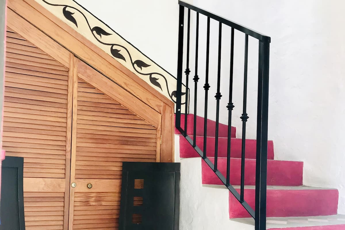Habitación estándar doble, 1 cama de matrimonio | Zona de estar | Televisión de pantalla plana de 32 pulgadas con canales por cable