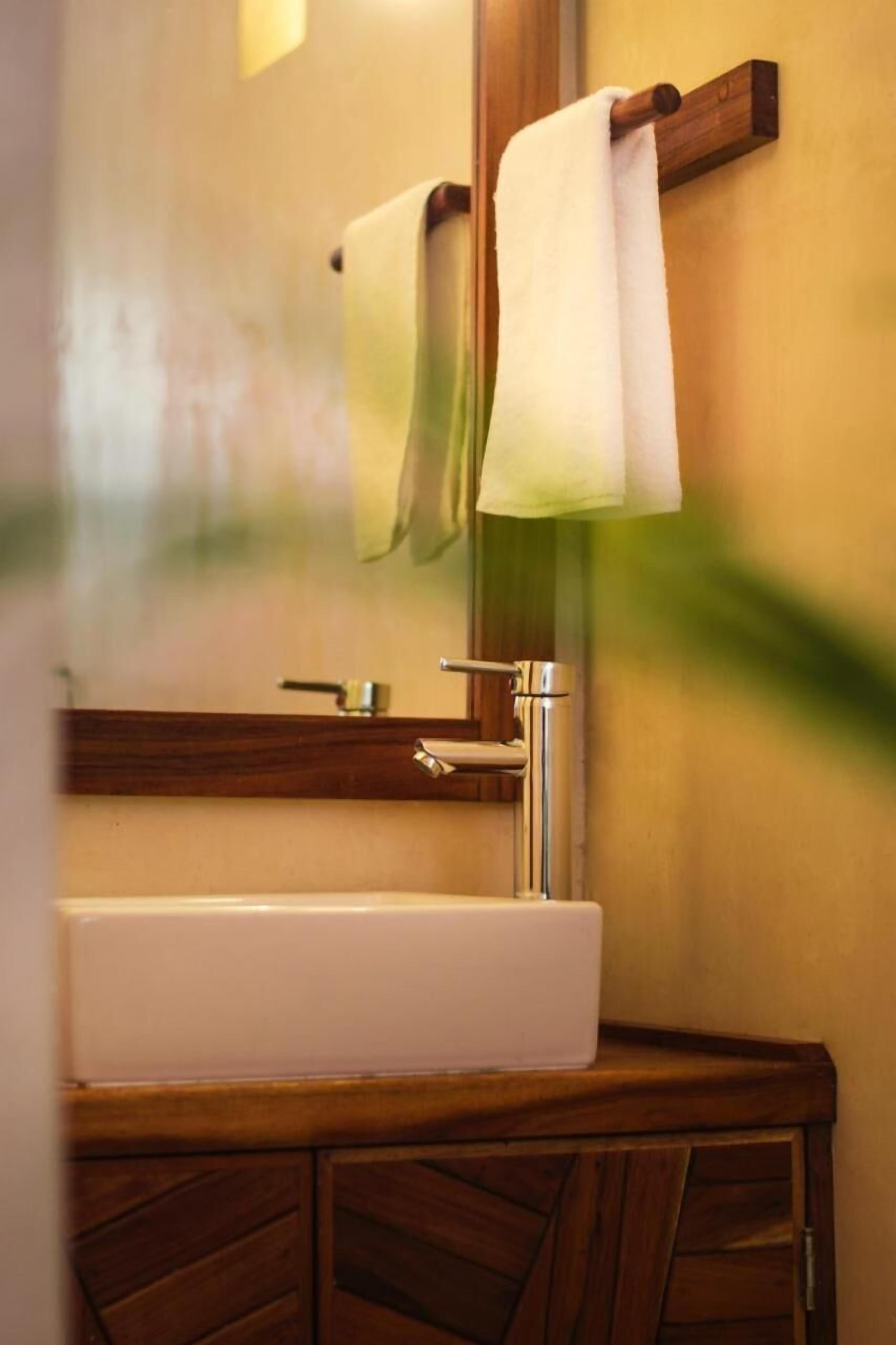 shower, rainfall showerhead, free toiletries, towels