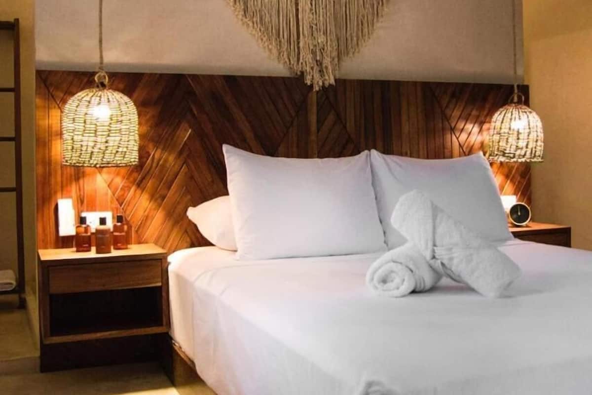 minibar, in-room safe, free wifi, bed sheets