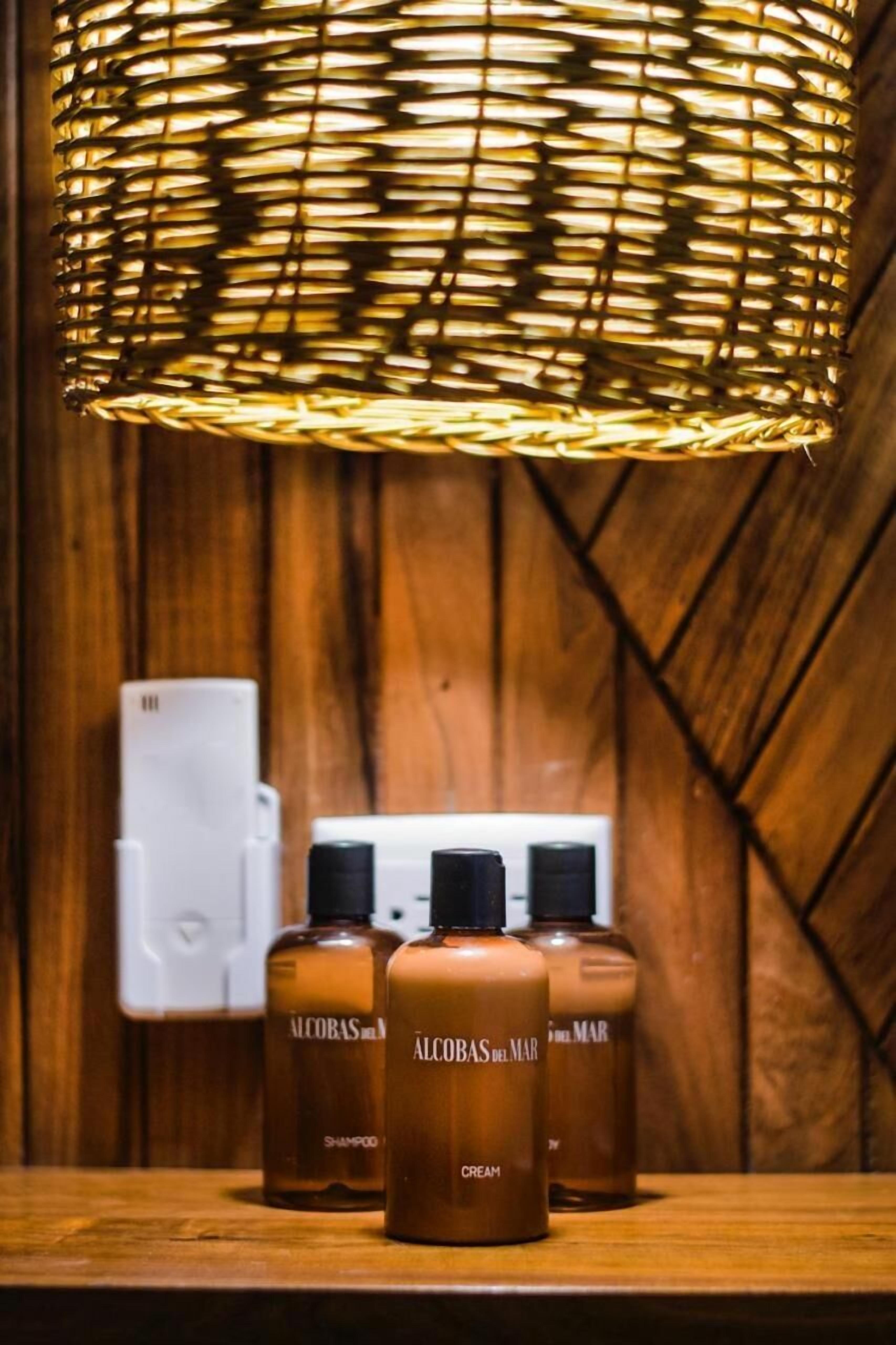 shower, rainfall showerhead, free toiletries, towels