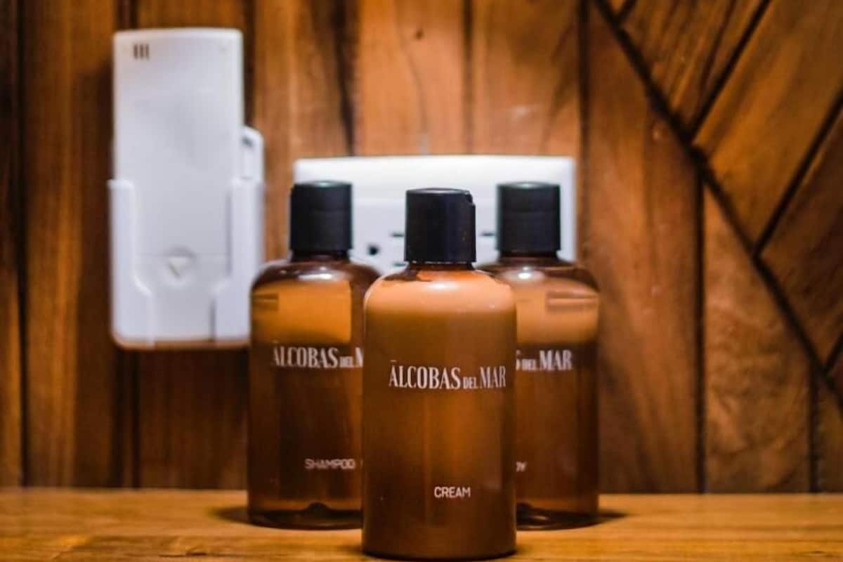 shower, rainfall showerhead, free toiletries, towels