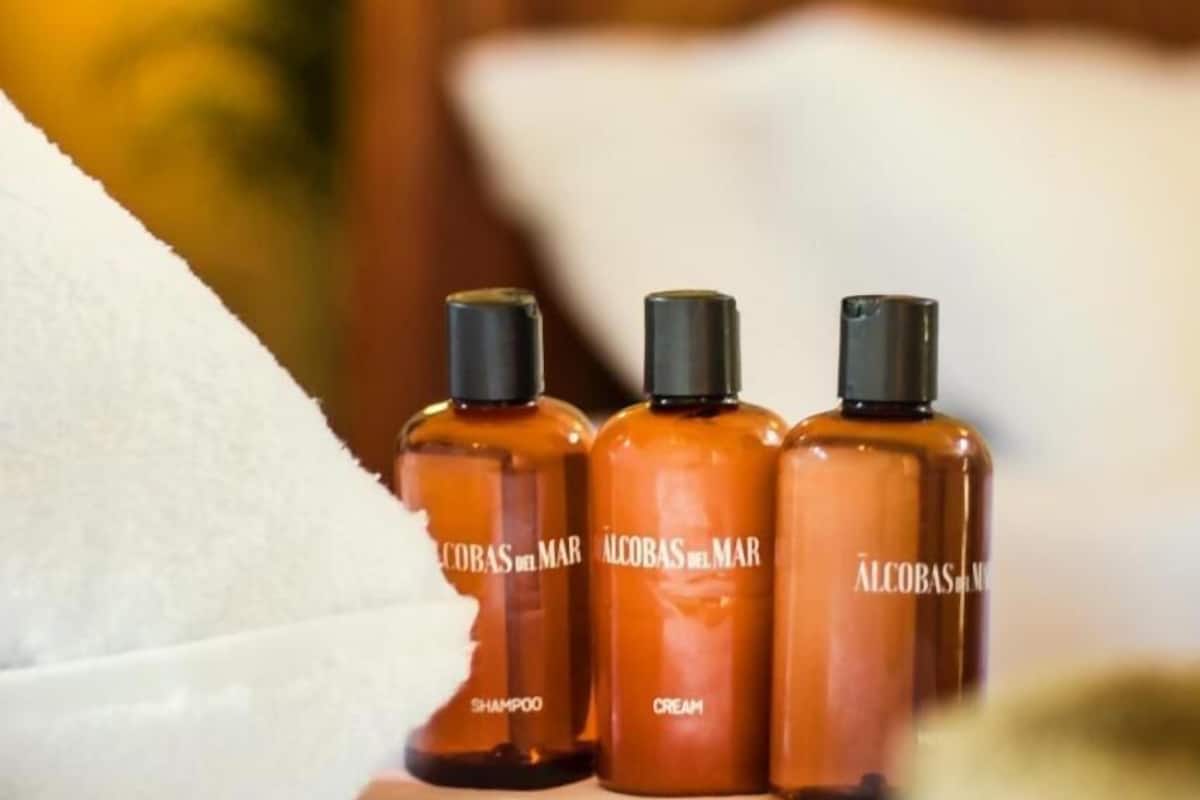 shower, rainfall showerhead, free toiletries, towels