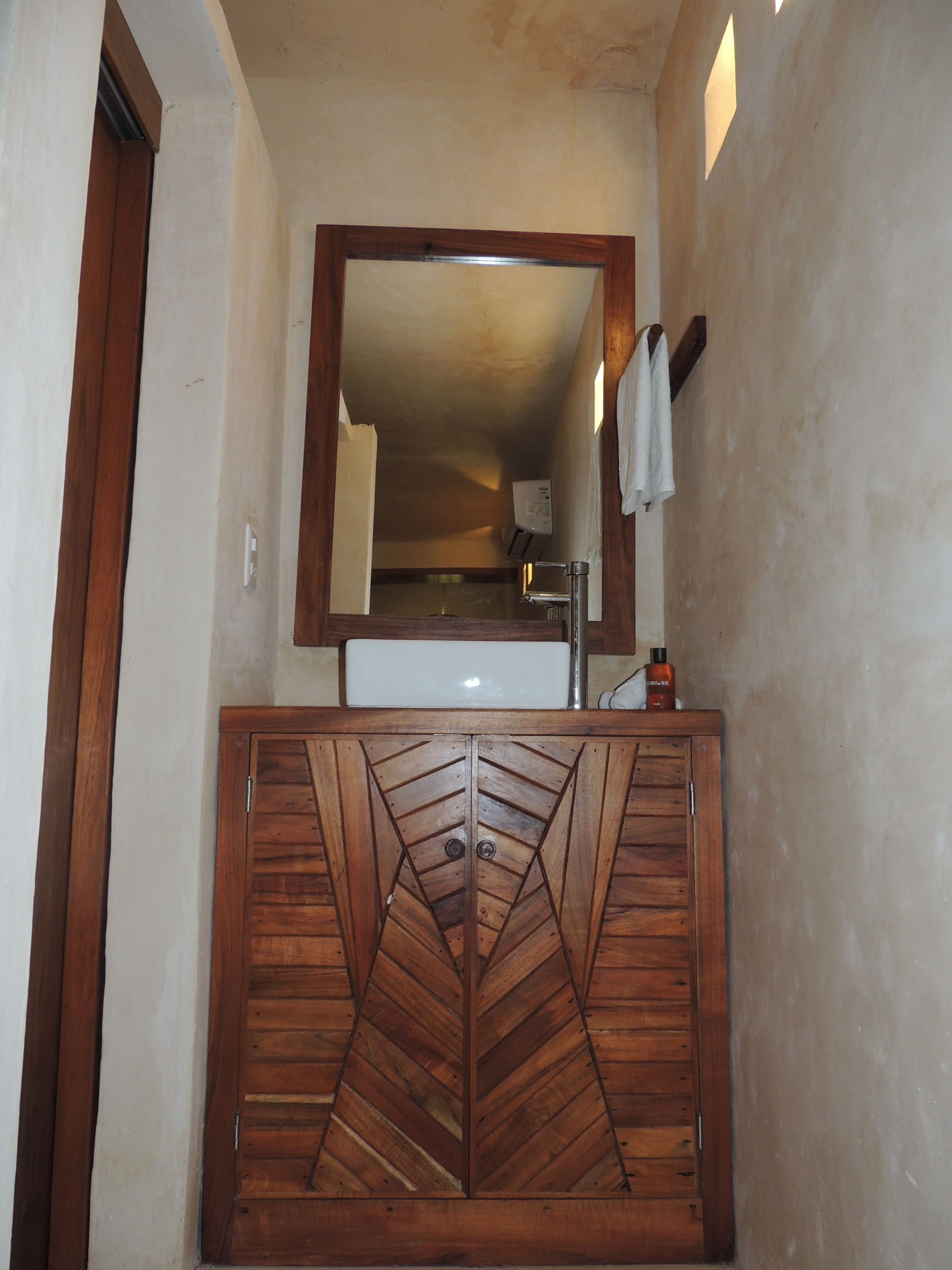 shower, rainfall showerhead, free toiletries, towels