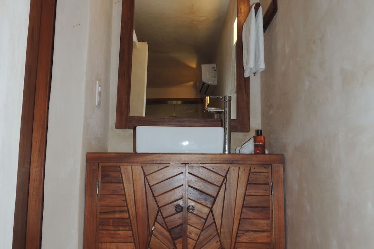 shower, rainfall showerhead, free toiletries, towels