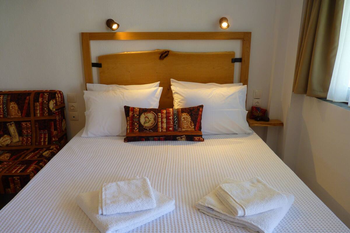 Apartment (1) | Premium bedding, individually decorated, individually furnished, desk