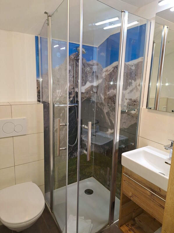 Eenvoudige eenpersoonskamer | Een kluis op de kamer, een bureau, verduisterende gordijnen, gratis wifi