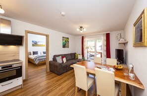 Een kluis op de kamer, een bureau, verduisterende gordijnen, gratis wifi