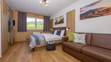 Caja de seguridad en la habitación, escritorio y cortinas blackout