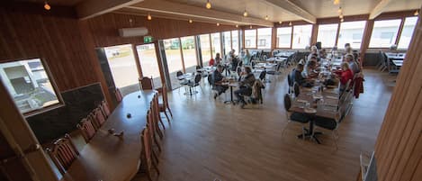 Serveert lunch en diner