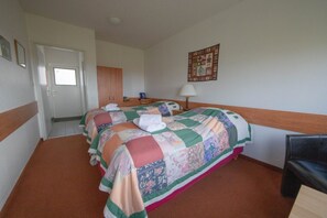 Blackout curtains, soundproofing, free cots/infant beds - Hotel Breidavik (Vesturbyggð)
