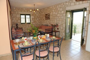 Familienapartment, Gartenblick (2 adults) | Wohnzimmer