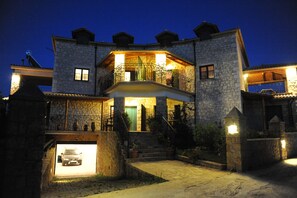 Fassade der Unterkunft – Abend/Nacht