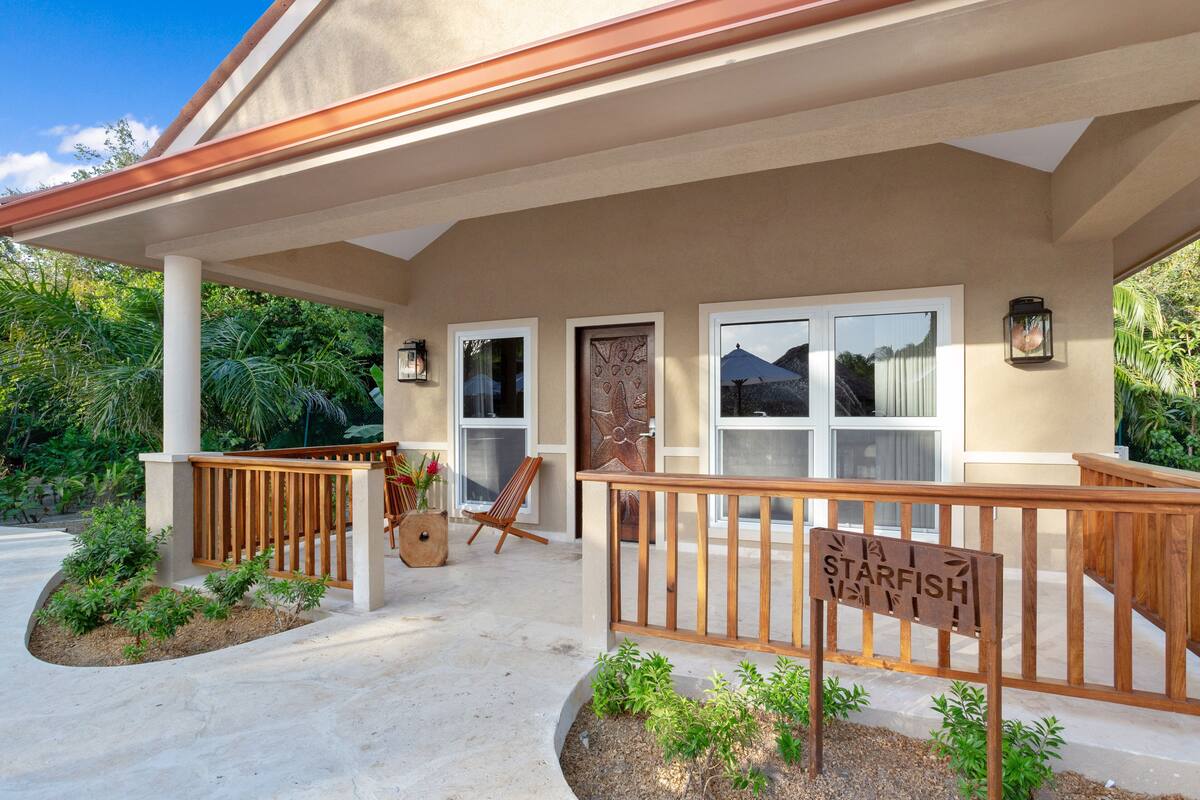 Ein Haus mit einer Veranda und einem Stuhl davor. Auf dem Schild steht 'Starfish Villa'.