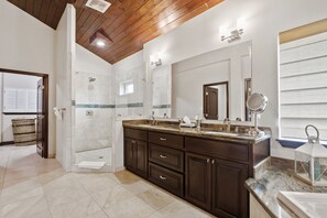 Manatee Luxury Villa, 4 Bedrooms, Private Pool, Ocean View | Baño | Artículos de higiene personal gratuitos, secador de pelo y albornoces