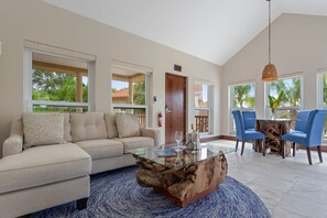 Whaleshark Luxury Penthouse, 1 Bedroom, Pool View | Living area