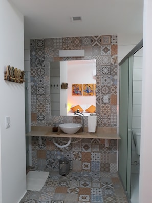 Family Apartment, Multiple Beds, Non Smoking | Bathroom | Shower, hair dryer, towels