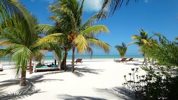 Playa privada en los alrededores, playa de arena blanca y camastros