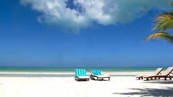 Privat strand i närheten, vit sandstrand, solstolar och parasoller