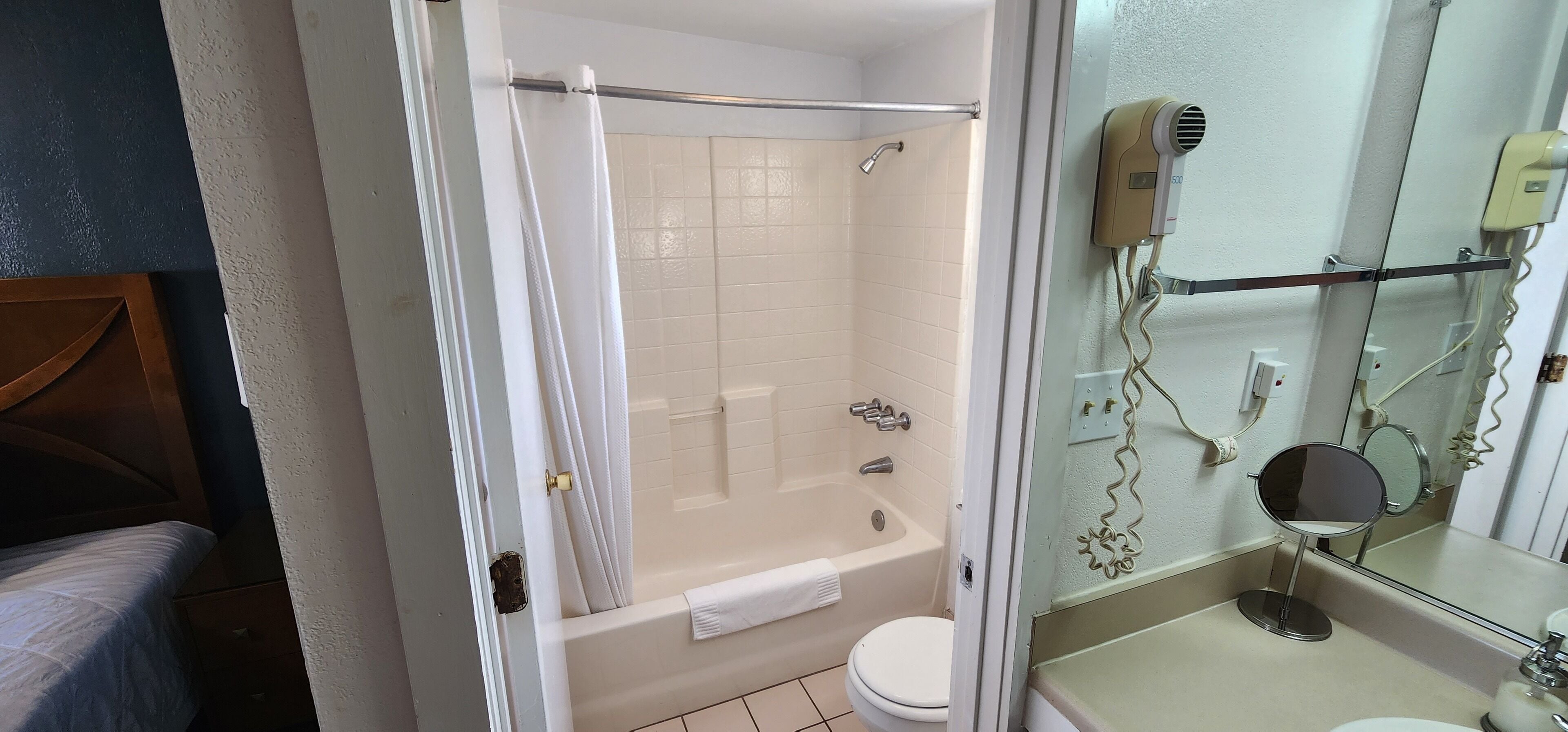 Un baño con bañera, inodoro y zona de ducha.