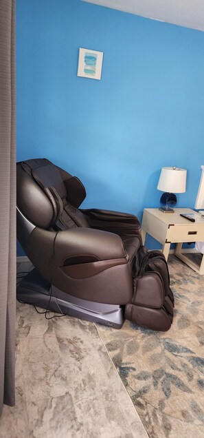 Luxury Room, 1 King Bed (with Massage Chair) | Massage in accommodation