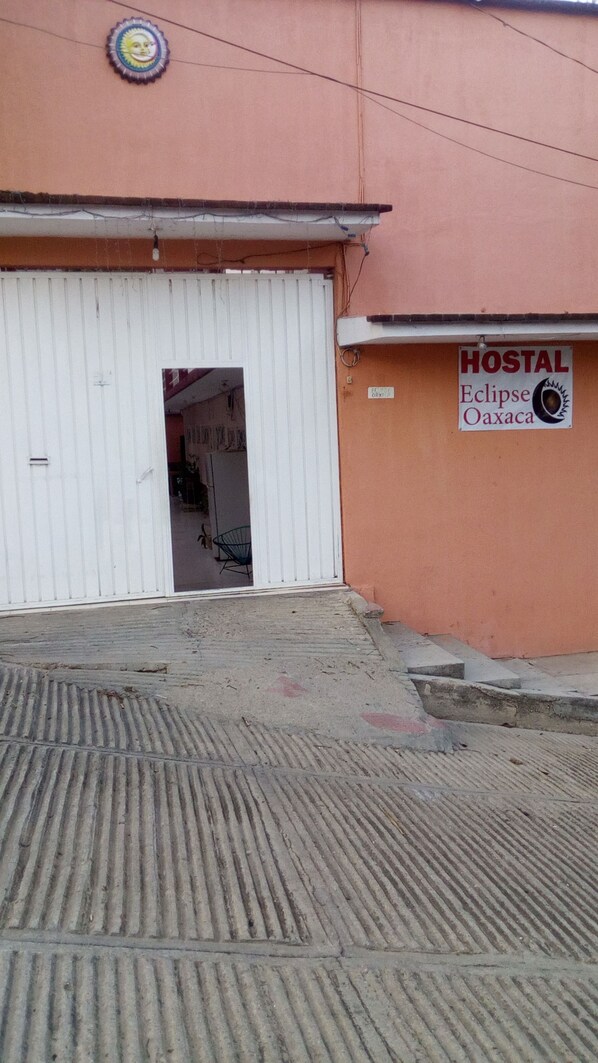 Front of property - Hostal Eclipse Oaxaca - Hostel (Oaxaca)