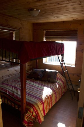 Free WiFi, bed sheets - Alpine Creek Lodge (Cantwell)