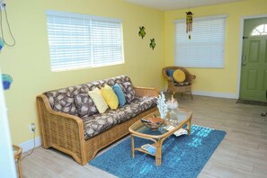 Deluxe Apartment, 1 Queen Bed with Sofa bed, Non Smoking | Living area | Flat-screen TV - Jubilee Gardens Freeport (Freeport)