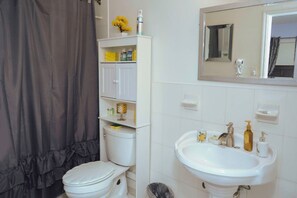Bathroom - Jubilee Gardens Freeport (Freeport)