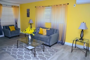 Apartamento, accesible para personas con discapacidad, baño privado | Sala de estar | Una televisión de pantalla plana