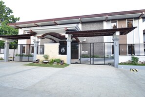 Property entrance - Hotel Gabriella (Tagbilaran)