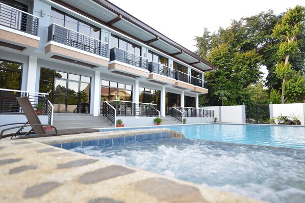 Outdoor pool - Hotel Gabriella (Tagbilaran)