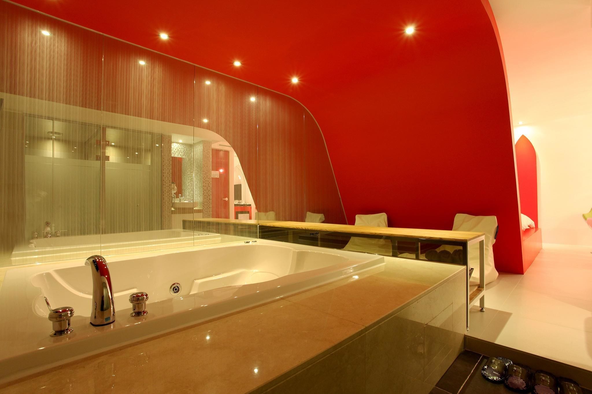 Deep-soaking bathtub