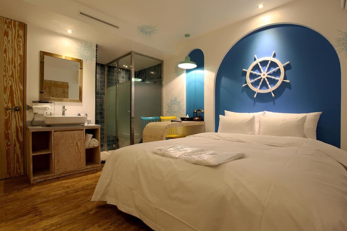 Free WiFi, bed sheets