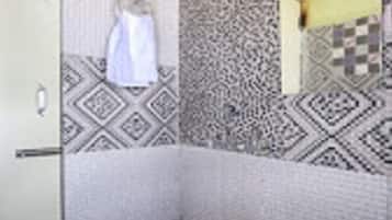 Ducha, artículos de tocador gratuitos, toallas