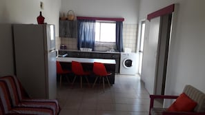 Fridge, stovetop, electric kettle, cookware/dishes/utensils - Boronia Hotel Apartments (Oroklini)