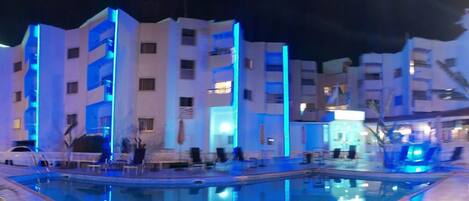 Outdoor pool, pool umbrellas, sun loungers